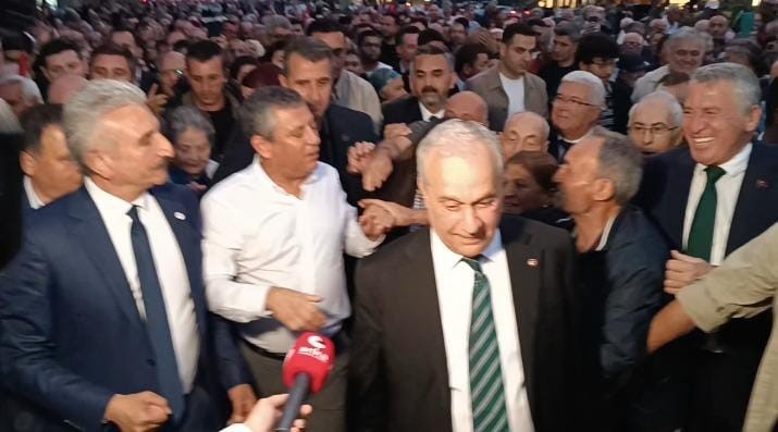 yeni-parti-genel-baskani-ozel-in-soylediklerinden-cok-yaptigi-hareketler-ve-girdigi-diyaloglar-ses-getirdi