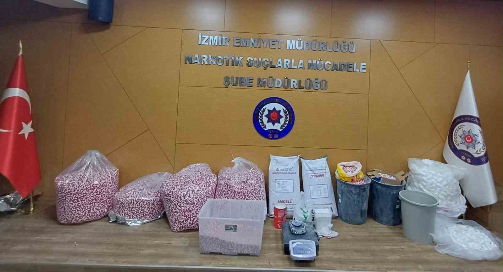 izmir-de-zehir-tacirlerine-buyuk-darbe-121-bin-816-uyusturucu-nitelikli-hap-ele-gecirildi