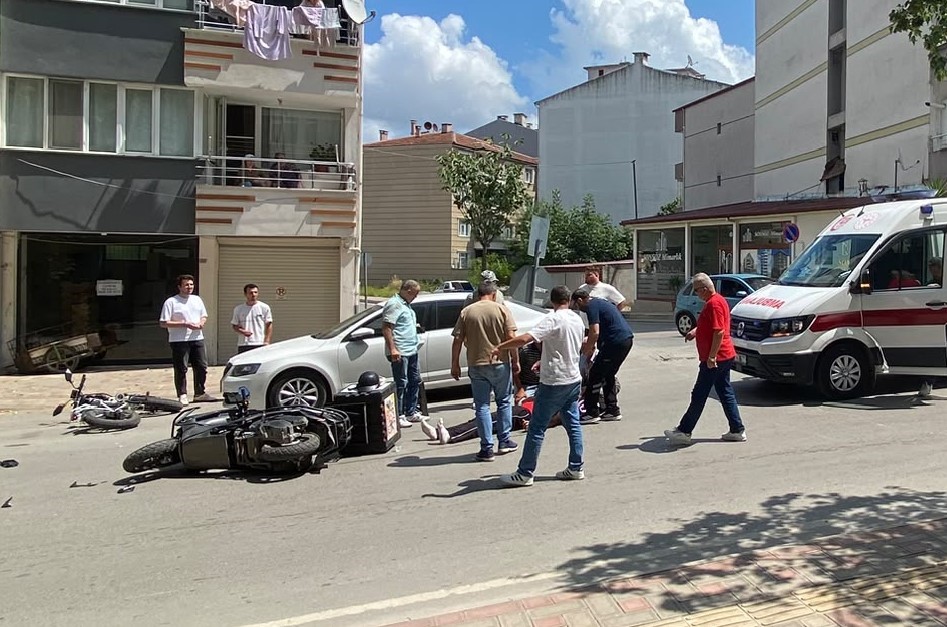 kavsakta-motosiklet-ile-elektrikli-bisiklet-carpisti-2-yarali