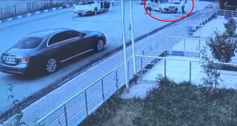 el-freni-cekilmeden-park-edilen-otomobil-hareket-etti-vatandaslar-otomobili-son-anda-durdurdu
