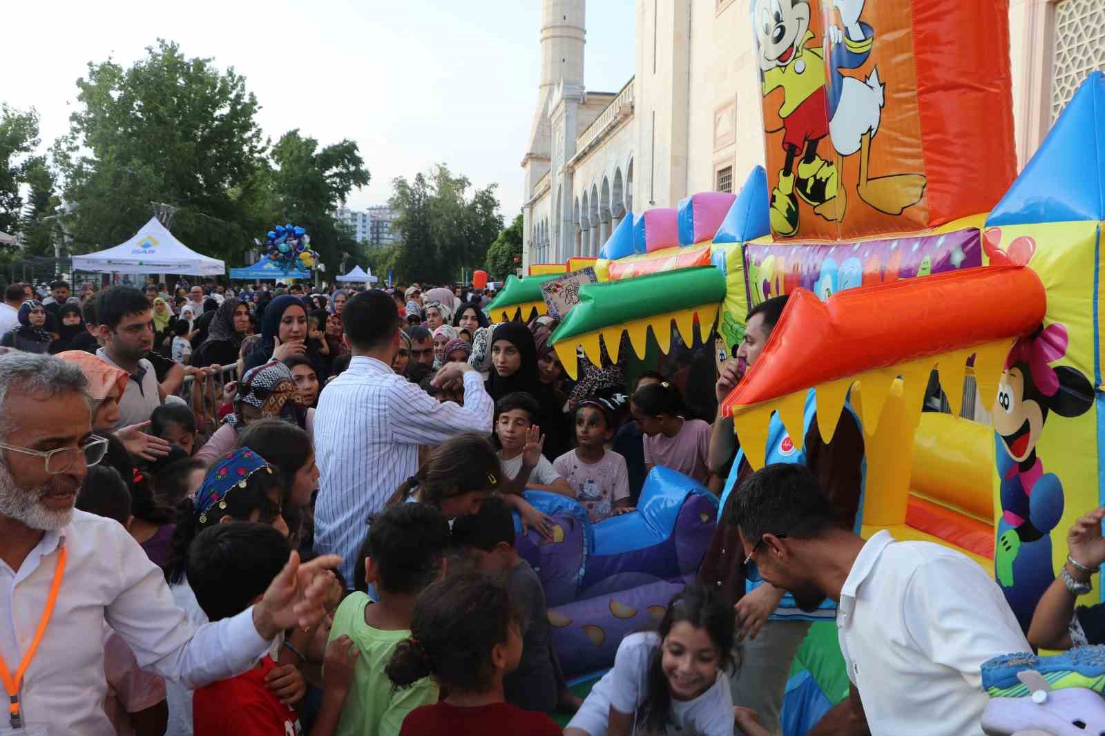 adana-da-cami-avlusu-cocuklarla-renklendi