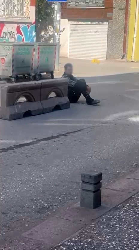 sokak-ortasinda-hareketsiz-duran-sahis-tedirginlige-yol-acti