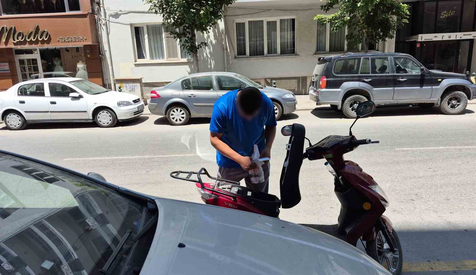 plakasiz-elektrikli-motosikleti-baglanan-surucu-denetime-girdigi-caddeden-taksi-ile-cikti
