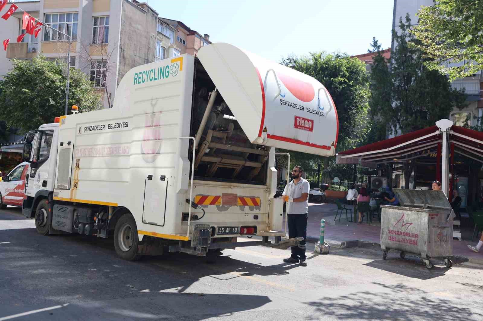 sehzadeler-de-cop-konteynerleri-dezenfekte-ediliyor