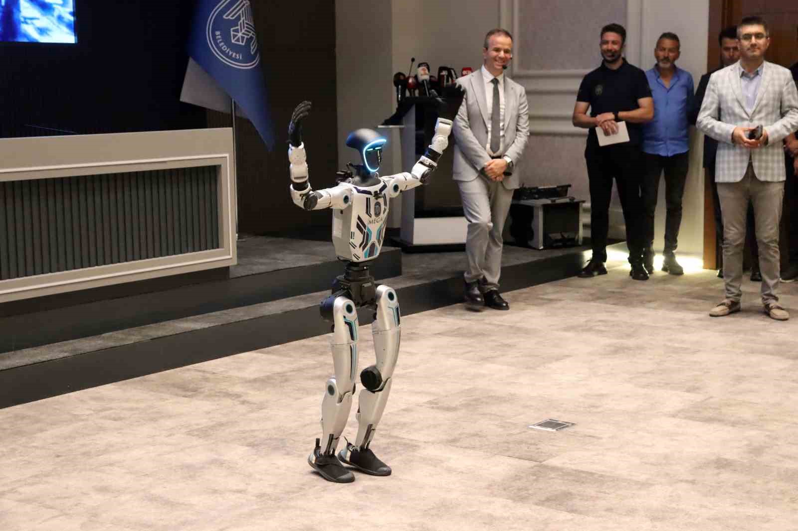 insansi-robot-belediyede-ise-girdi