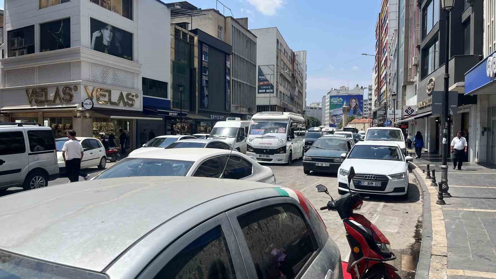 adana-nin-caddeleri-acik-otoparka-dondu