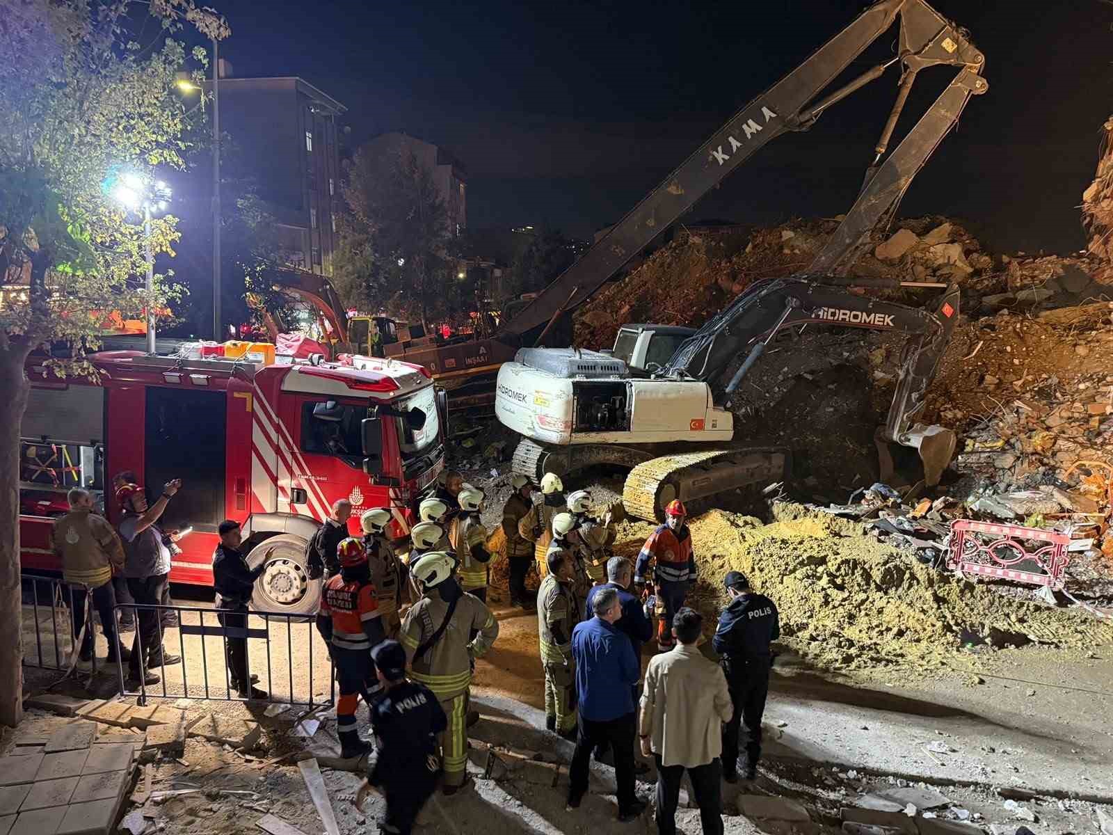 kucukcekmece-de-kentsel-donusumdaki-bina-coktu-2-kisi-yaralandi