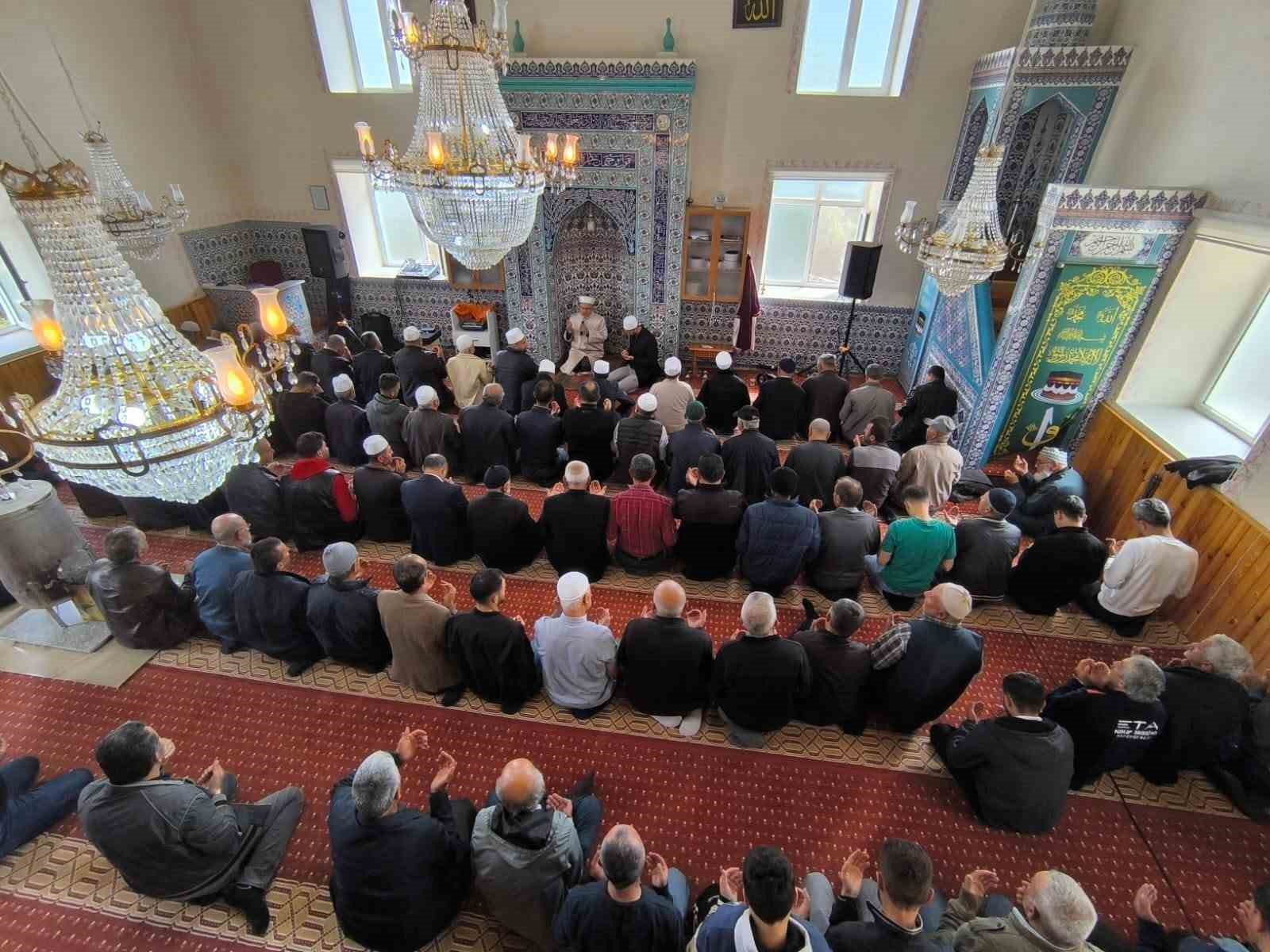 cele-golcuk-te-geleneksel-hacet-ve-mevlid-programi-duzenlendi