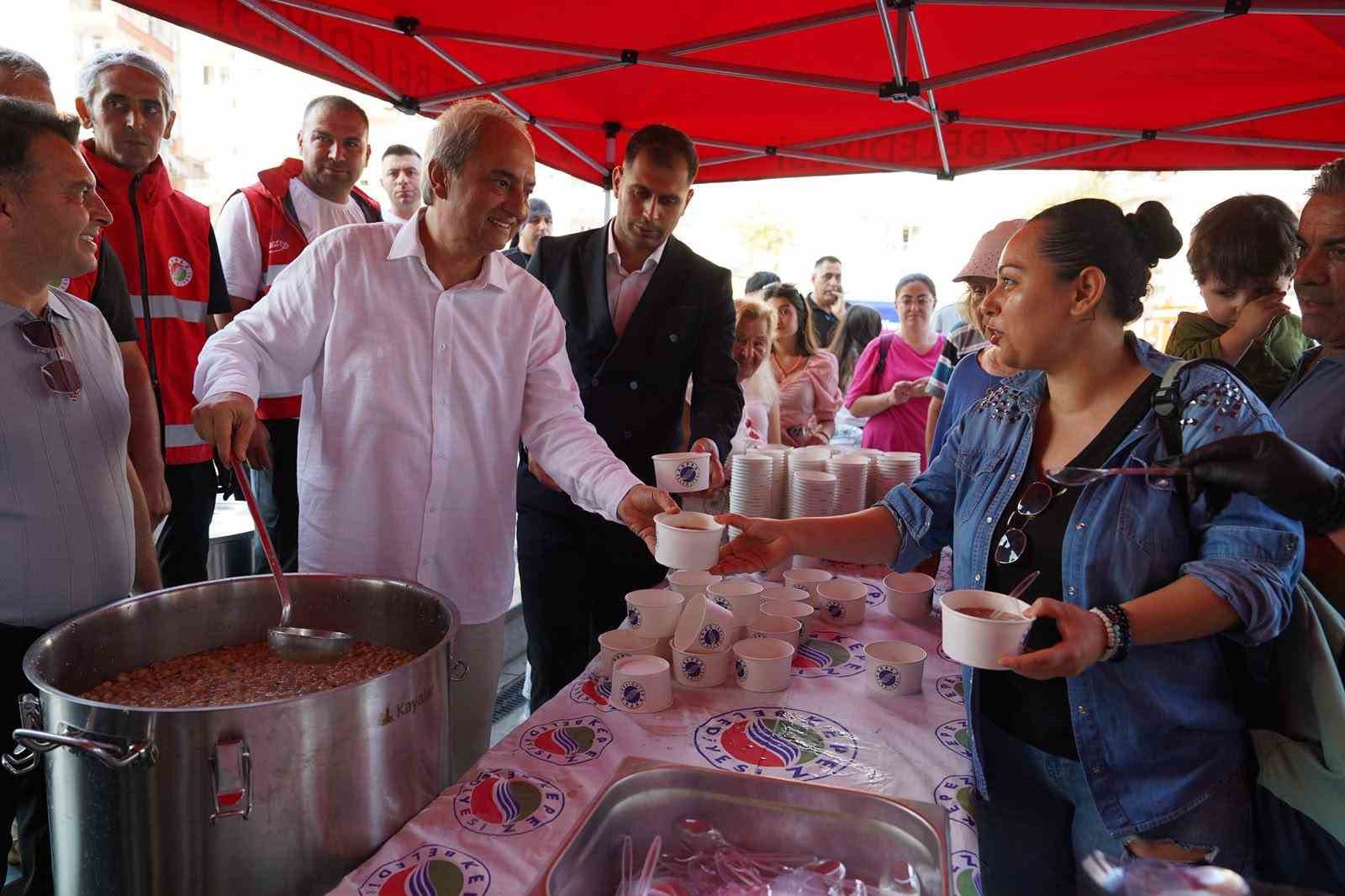baskan-kocagoz-asure-bereketini-vatandaslarla-paylasti