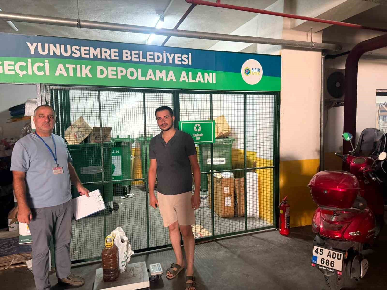 yunusemre-de-3-litre-atik-yag-getirene-1-litre-sivi-yag-hediye