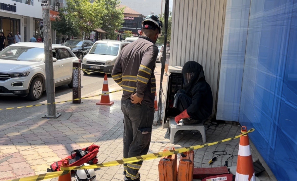 trafoda-yangin-cikti-vatandaslar-atm-den-para-cekmeye-devam-etti