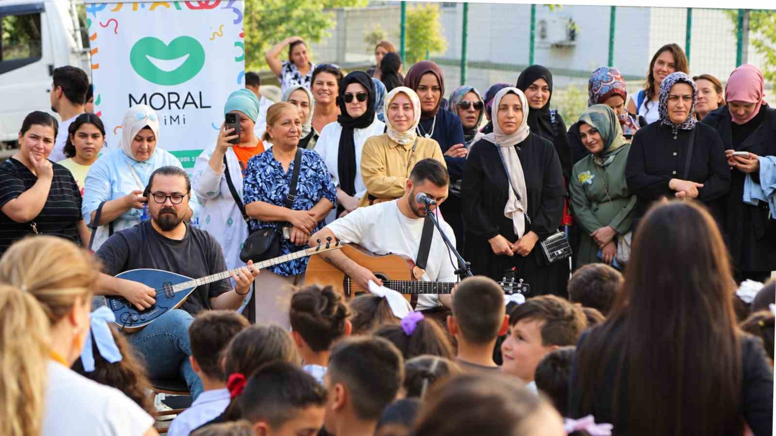esev-moral-timi-nden-minik-ogrencilere-neseli-karsilama
