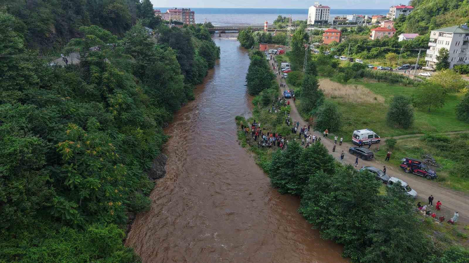 giresun-da-sel-sularina-kapilan-anne-ile-kizini-arama-calismalari-havadan-goruntulendi