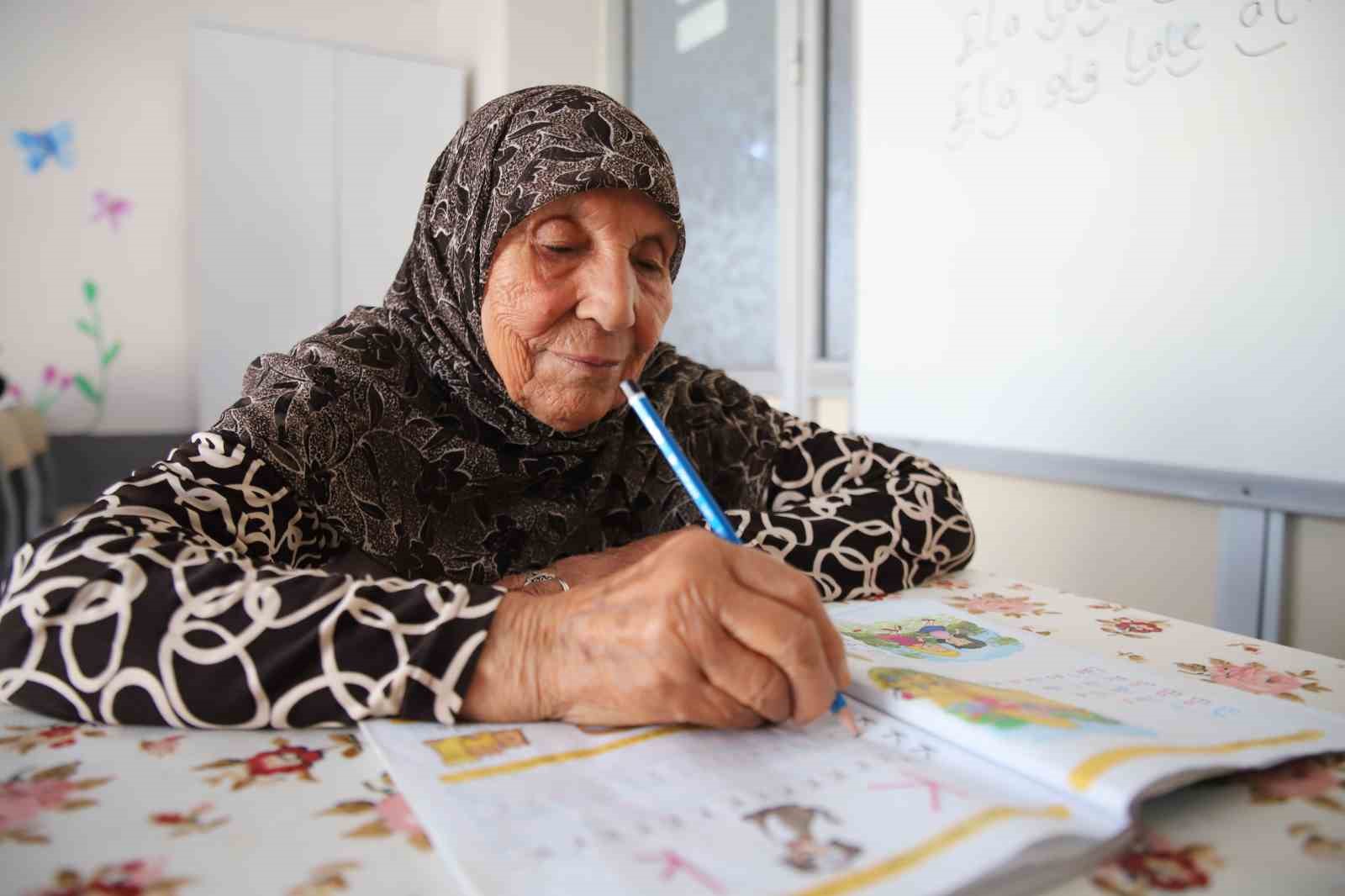 hayalini-kurdugu-okuma-yazmayi-78-yasinda-ogrendi