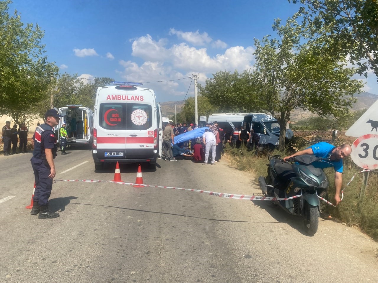 alasehir-de-isci-minibusu-agaca-carpti-14-yarali