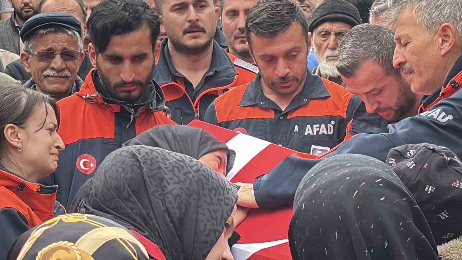 esi-tabutuna-son-kez-sarildi-babasi-namazini-kildirdi-afad-personeline-huzunlu-veda