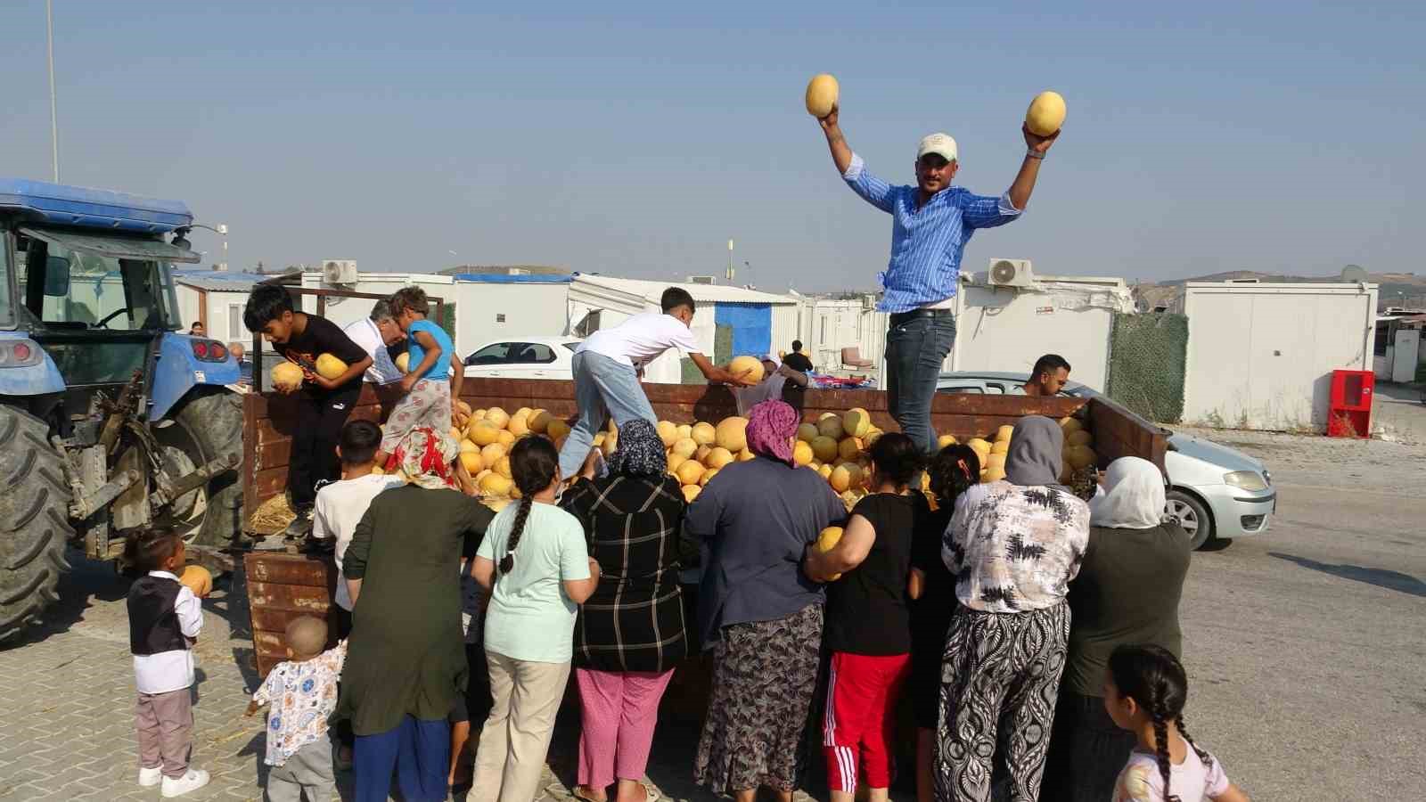 kavunun-tanesini-tuccara-5-tl-ye-satmak-yerine-50-ton-kavunu-depremzedelere-bedava-dagitiyor