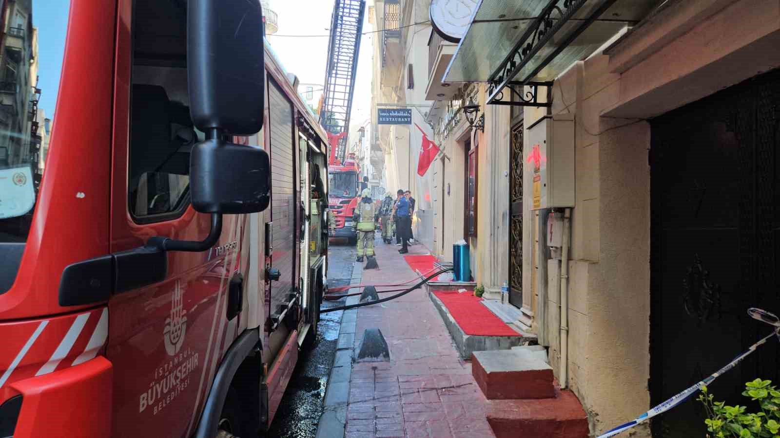 beyoglu-istiklal-caddesi-nde-is-yerinde-korkutan-yangin