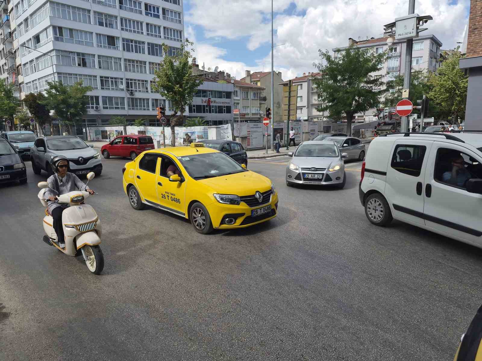 elektrik-kesintisi-sebebiyle-trafik-isiklari-yanmayinca-karisiklik-meydana-geldi