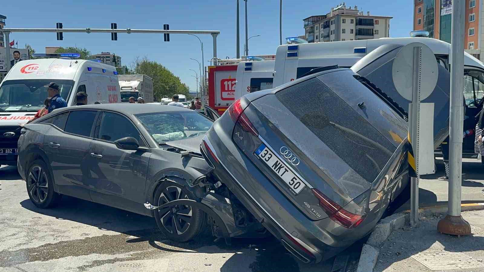 elazig-da-otomobiller-carpisti-5-yarali