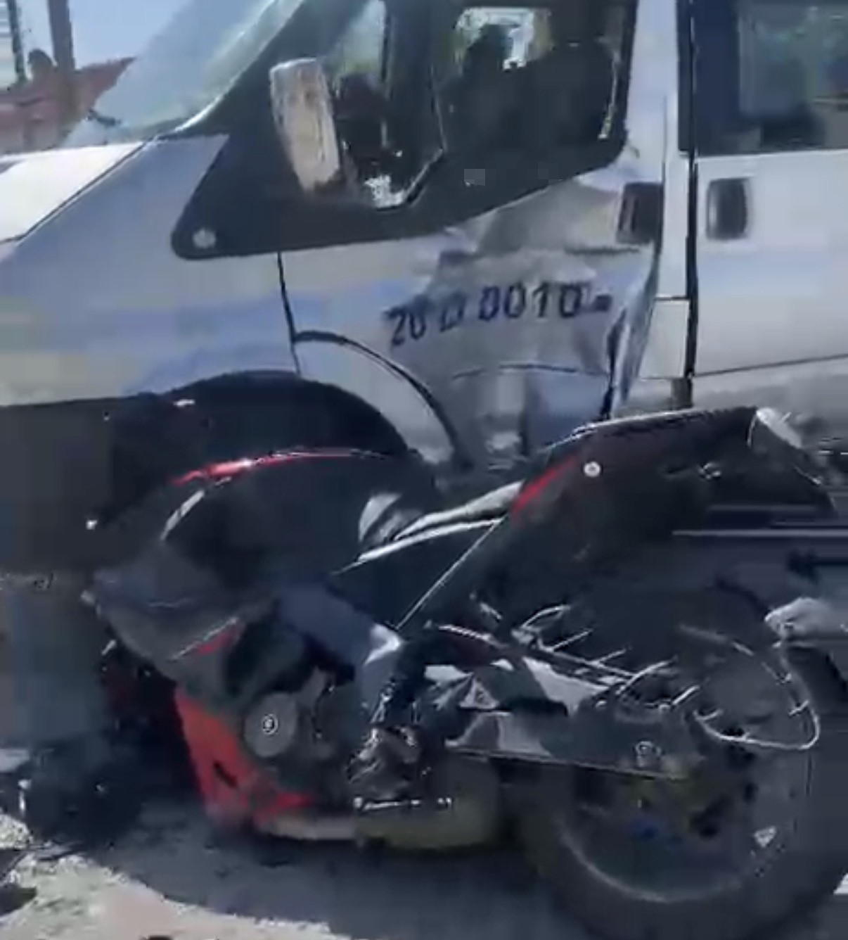 dolmusa-yandan-carpan-motosikletin-surucusu-yaralandi