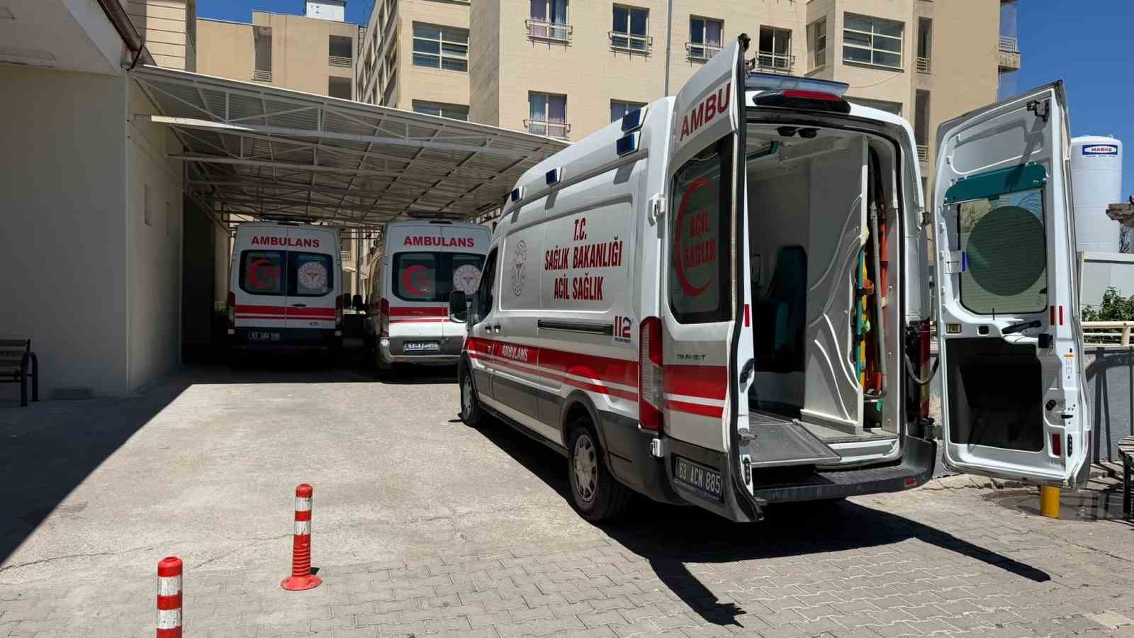 siverek-te-traktor-altinda-kalan-biri-cocuk-2-kisi-yaralandi
