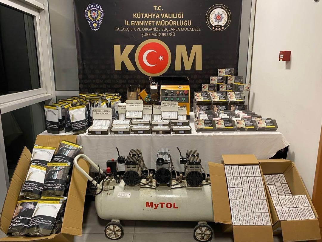 kutahya-da-kacakciliga-darbe-binlerce-makaron-ve-kacak-telefon-ele-gecirildi
