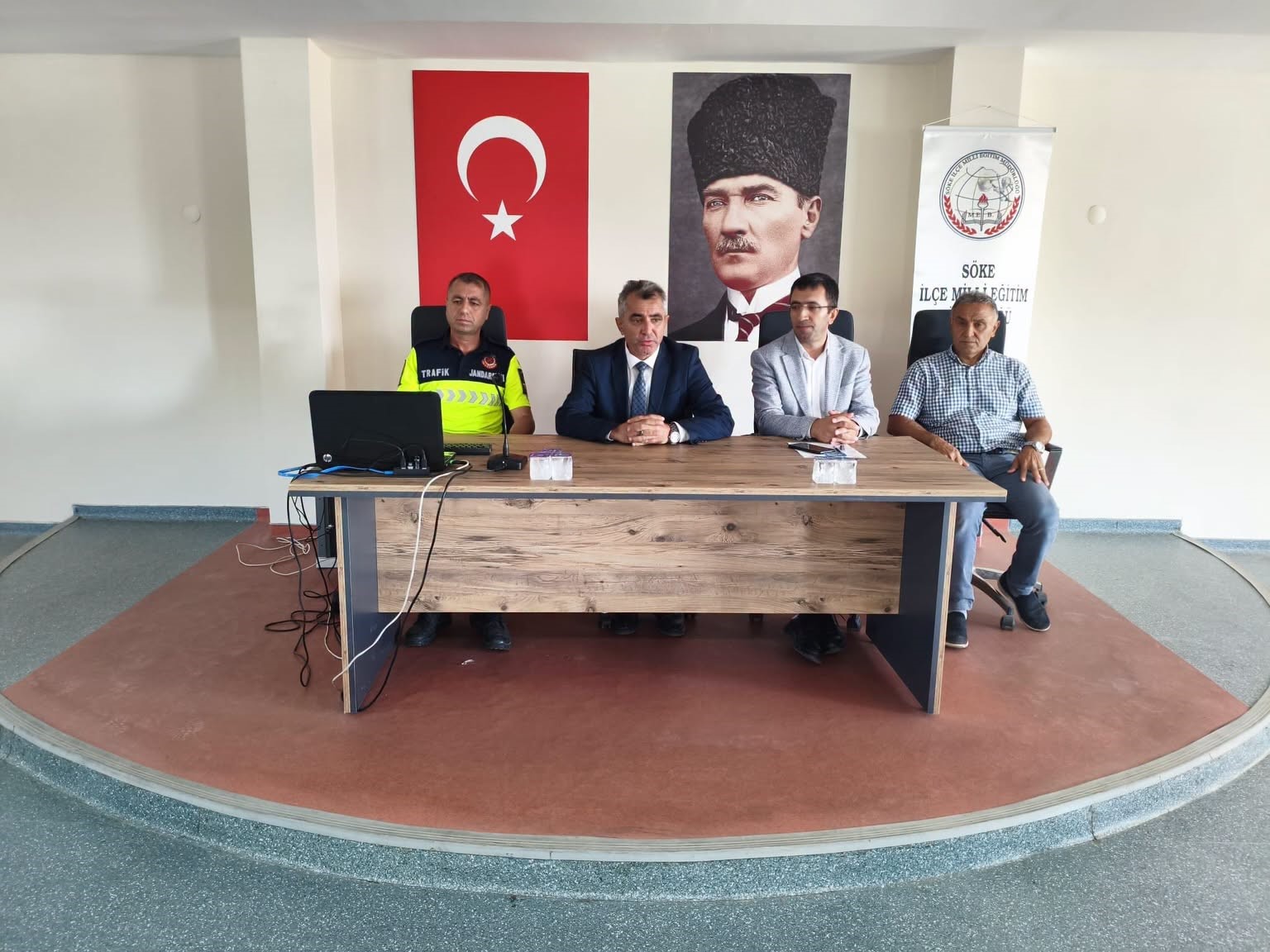 soke-de-ogrenci-servis-soforleri-ve-rehber-personele-trafik-egitimi