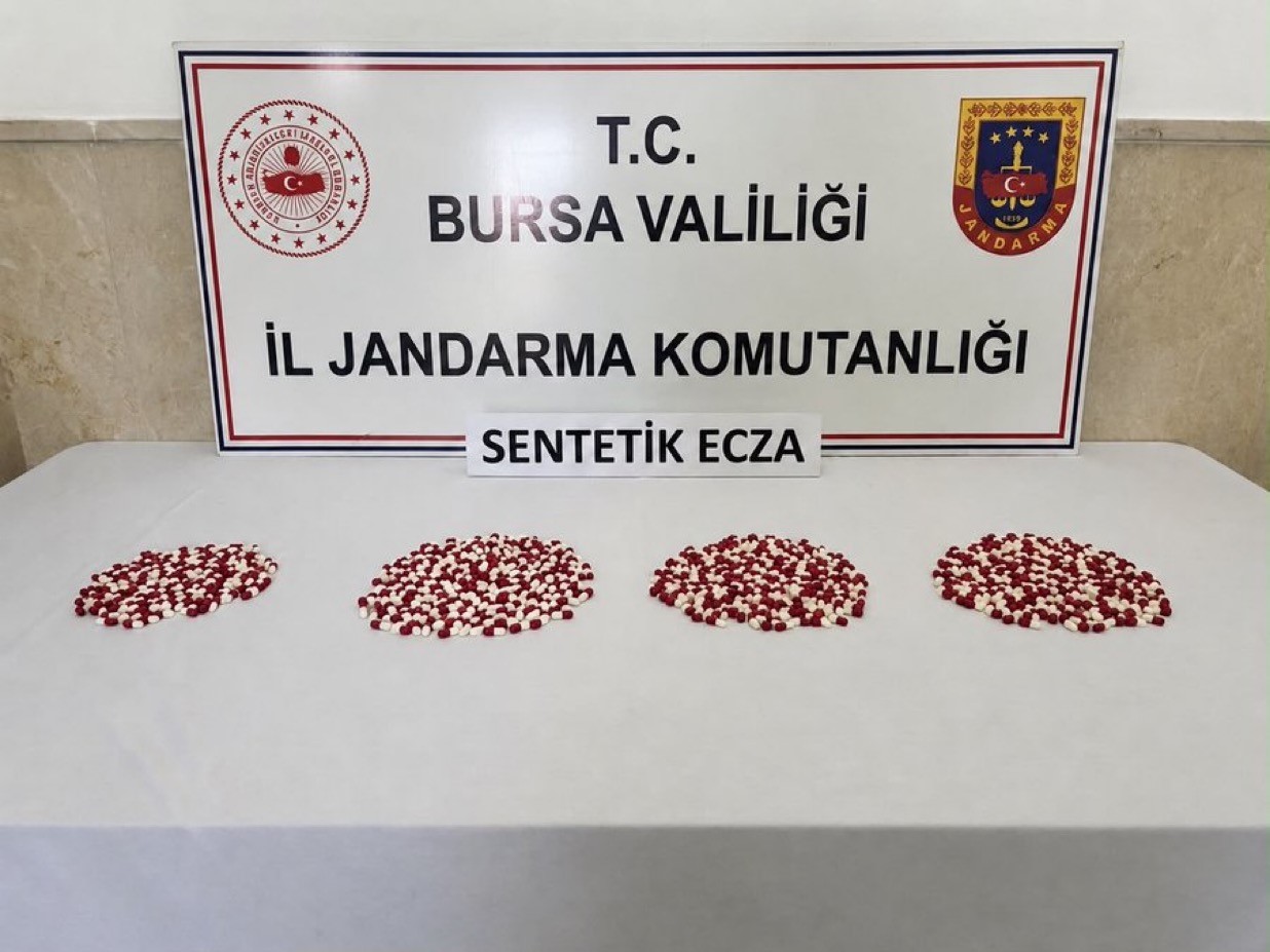 bursa-da-uyusturucu-operasyonu-bin-98-adet-sentetik-ecza-ele-gecirildi