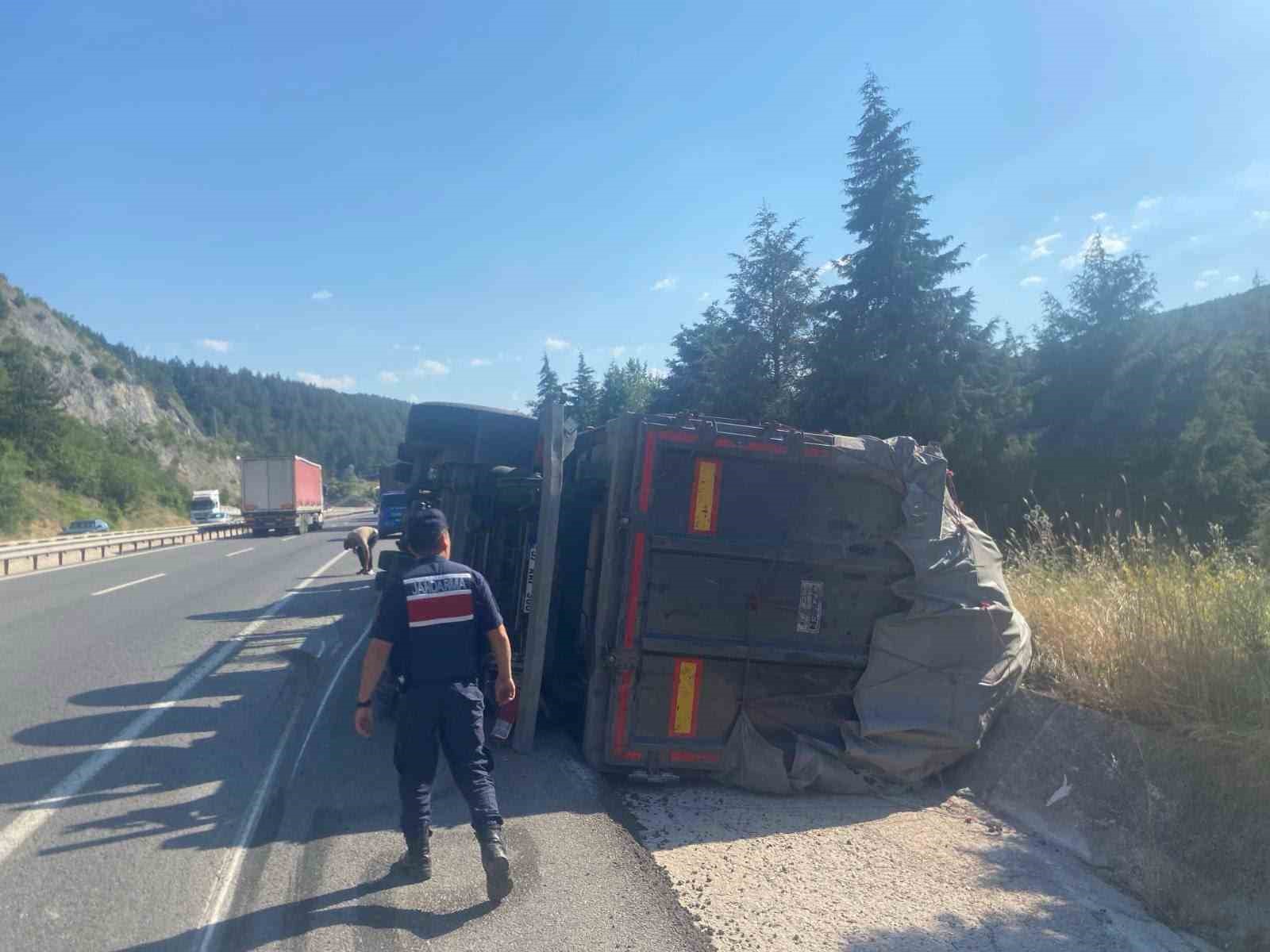 bilecik-te-kontrolden-cikan-tir-yan-yatti