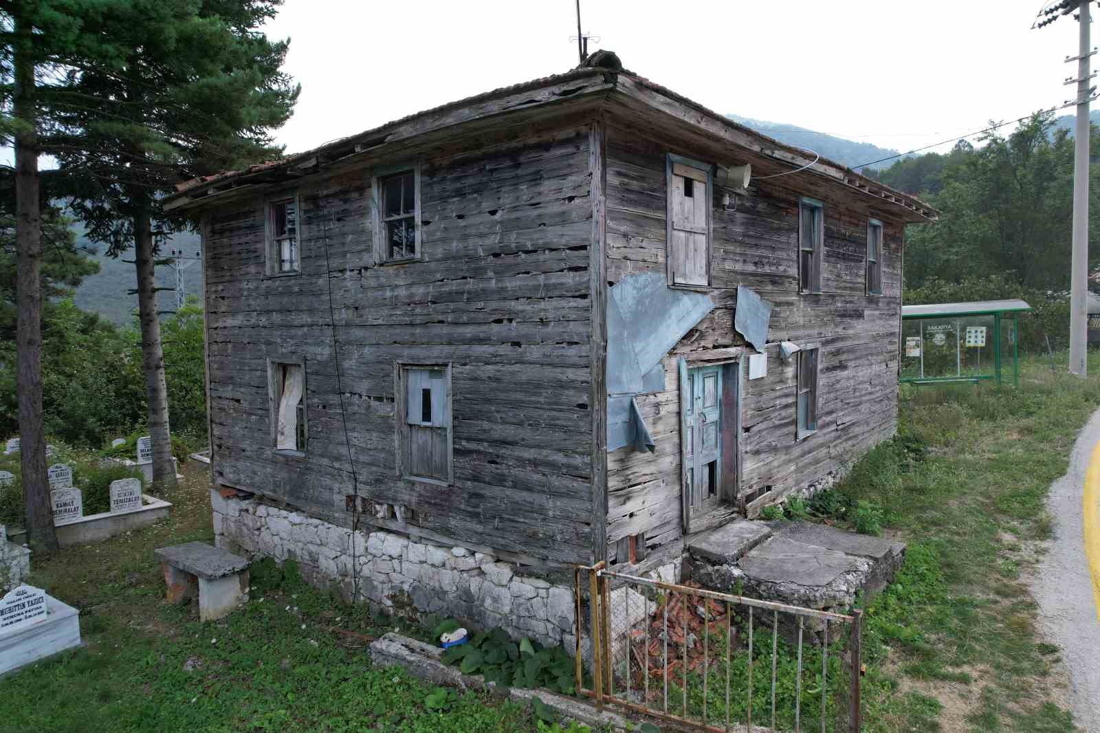 saman-ve-toprak-sivali-el-boyamasi-78-yillik-ahsap-cami-zamana-yenik-dusuyor