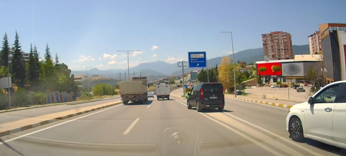 karabuk-te-trafigi-tehlikeye-dusuren-araclar-kamerada