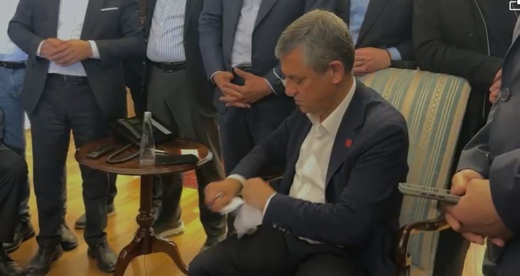 ozgur-ozel-kendisine-verilen-mutlak-butlan-tebligatini-yirtti