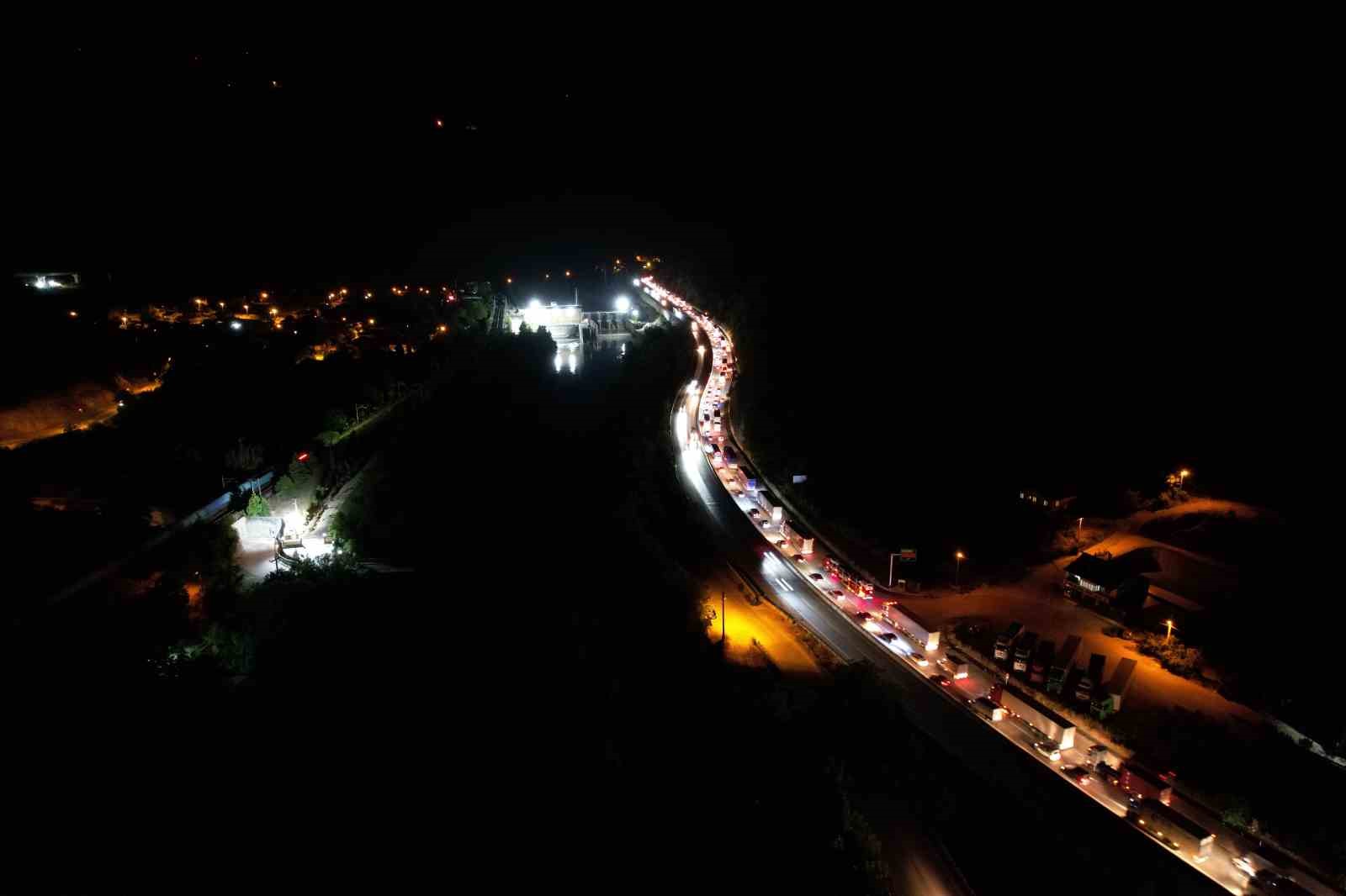 yol-calismasi-ve-trafik-kazasi-birlesince-sakarya-d-650-karayolunda-trafik-kilitledi