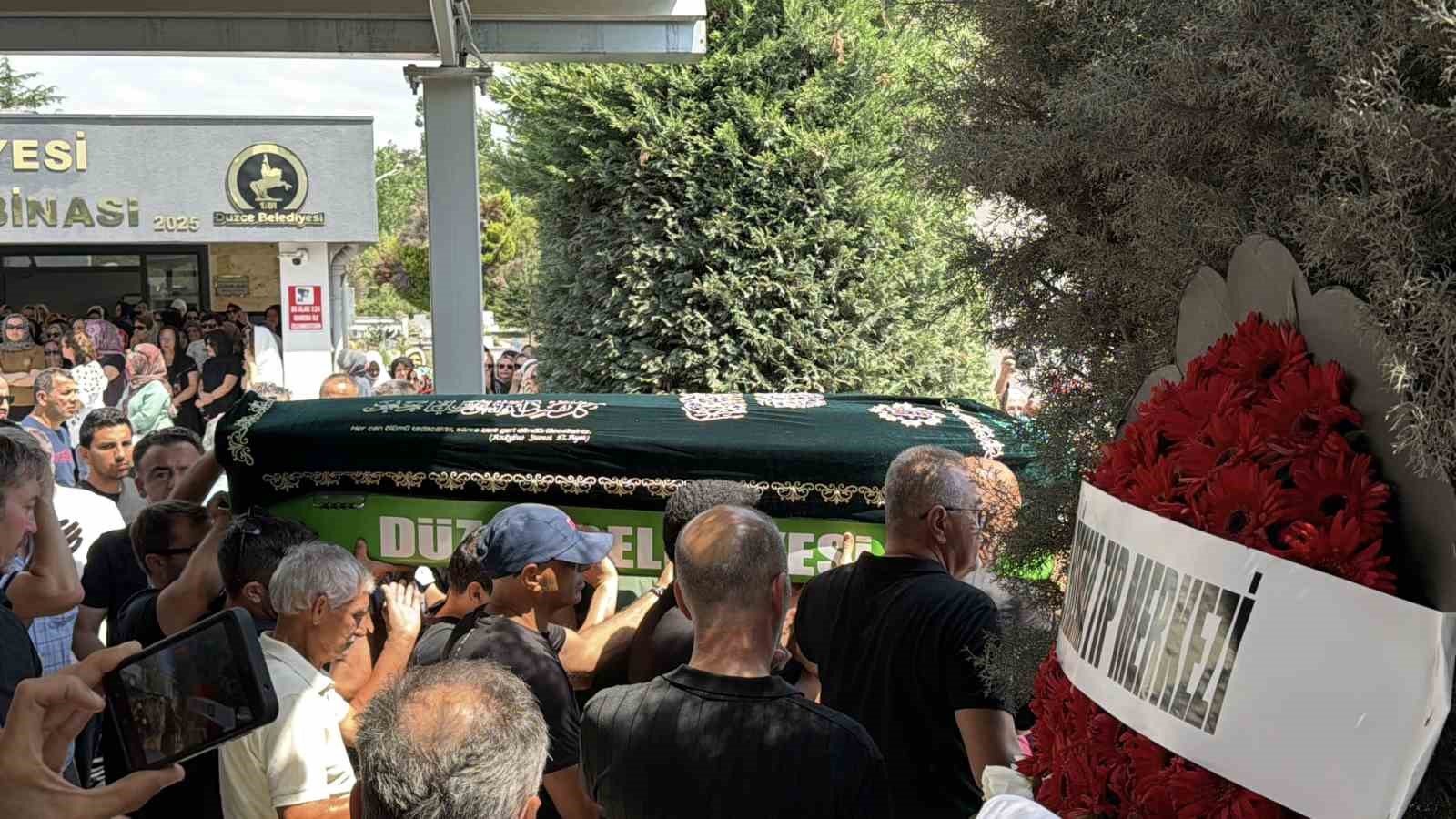 duzce-de-sevilen-doktorun-cenaze-namazini-kuzeni-kildirdi