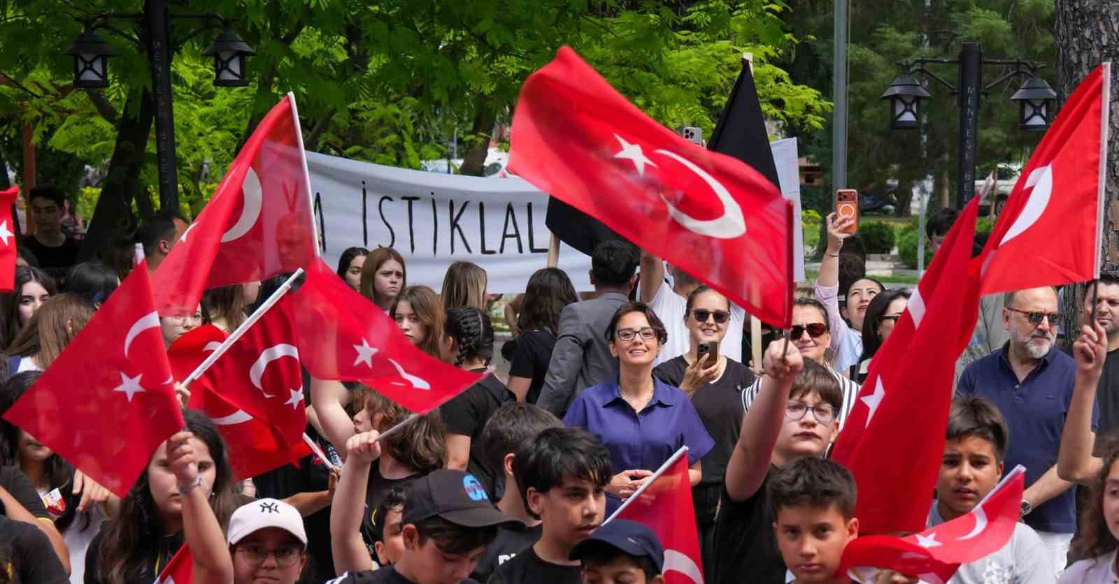 mentese-belediyesinden-30-agustos-ta-her-eve-turk-bayragi-kampanyasi