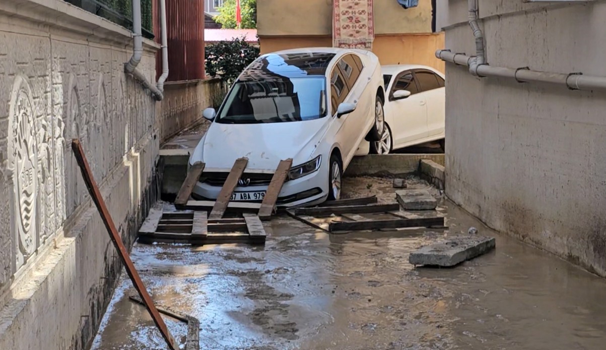 kastamonu-da-selin-vurdugu-ilcede-temizlik-calismalari-suruyor