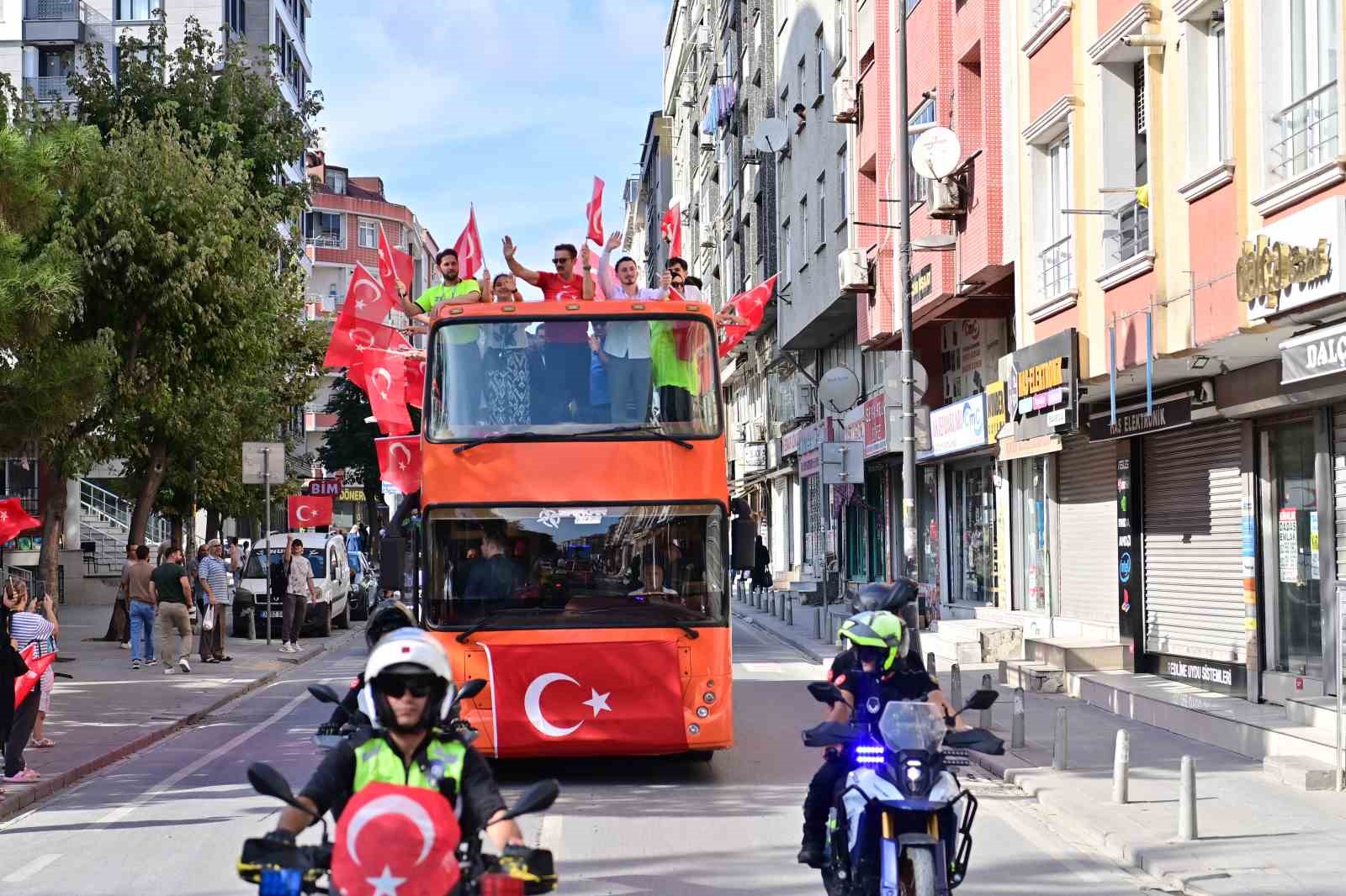 bahcelievler-de-30-agustos-zafer-bayrami-coskuyla-kutlandi