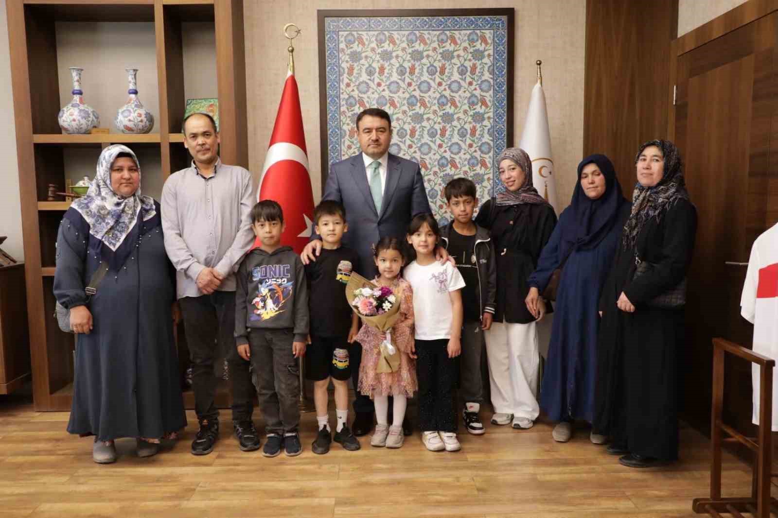 kutahya-da-afgan-kardeslerin-sehitlikteki-vefa-ornegi-takdirle-karsilandi