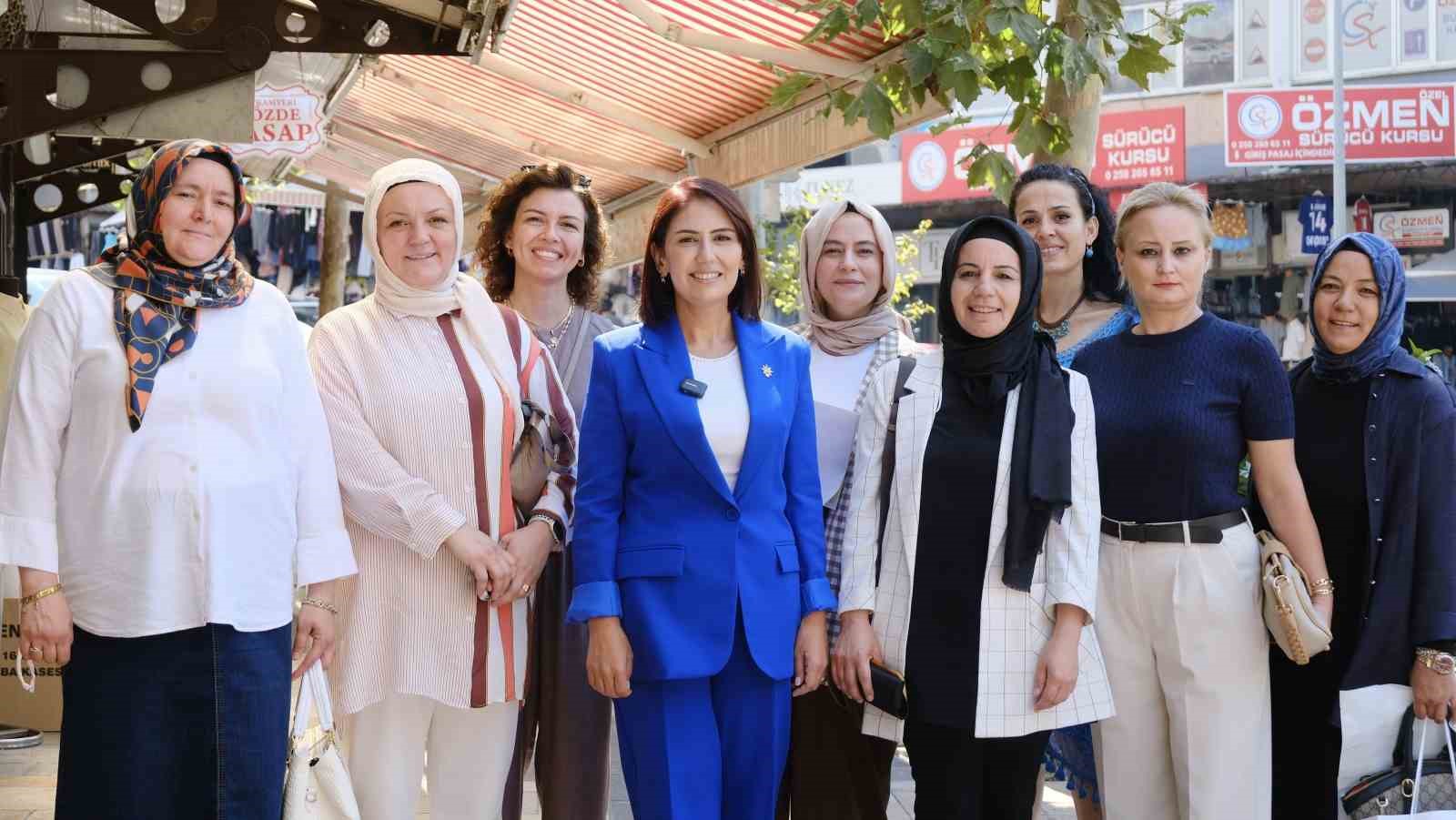 ak-parti-kadin-kollari-teskilati-bayramyeri-nde-esnafi-ziyaret-etti