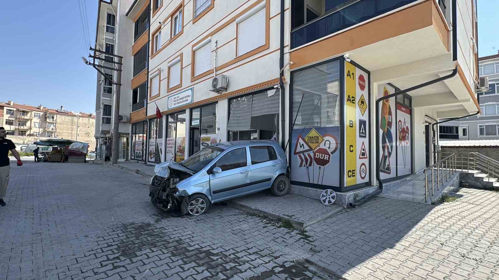 kontrolden-cikan-otomobil-araclara-ve-is-yerine-zarar-verdi