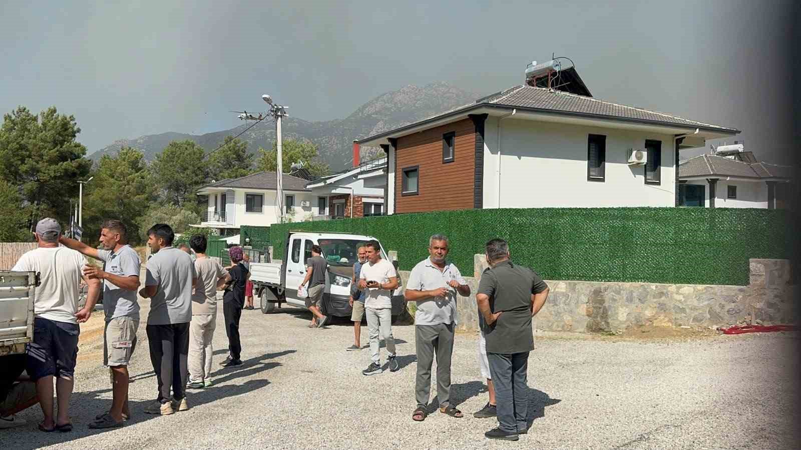 fethiye-uzumlu-deki-yangina-yogun-mudahale