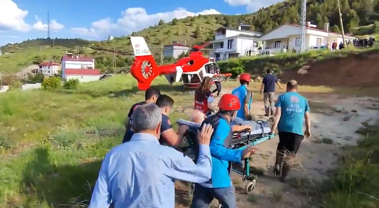 refahiye-de-gogus-agrisi-geciren-hasta-hava-ambulansiyla-hastaneye-ulastirildi