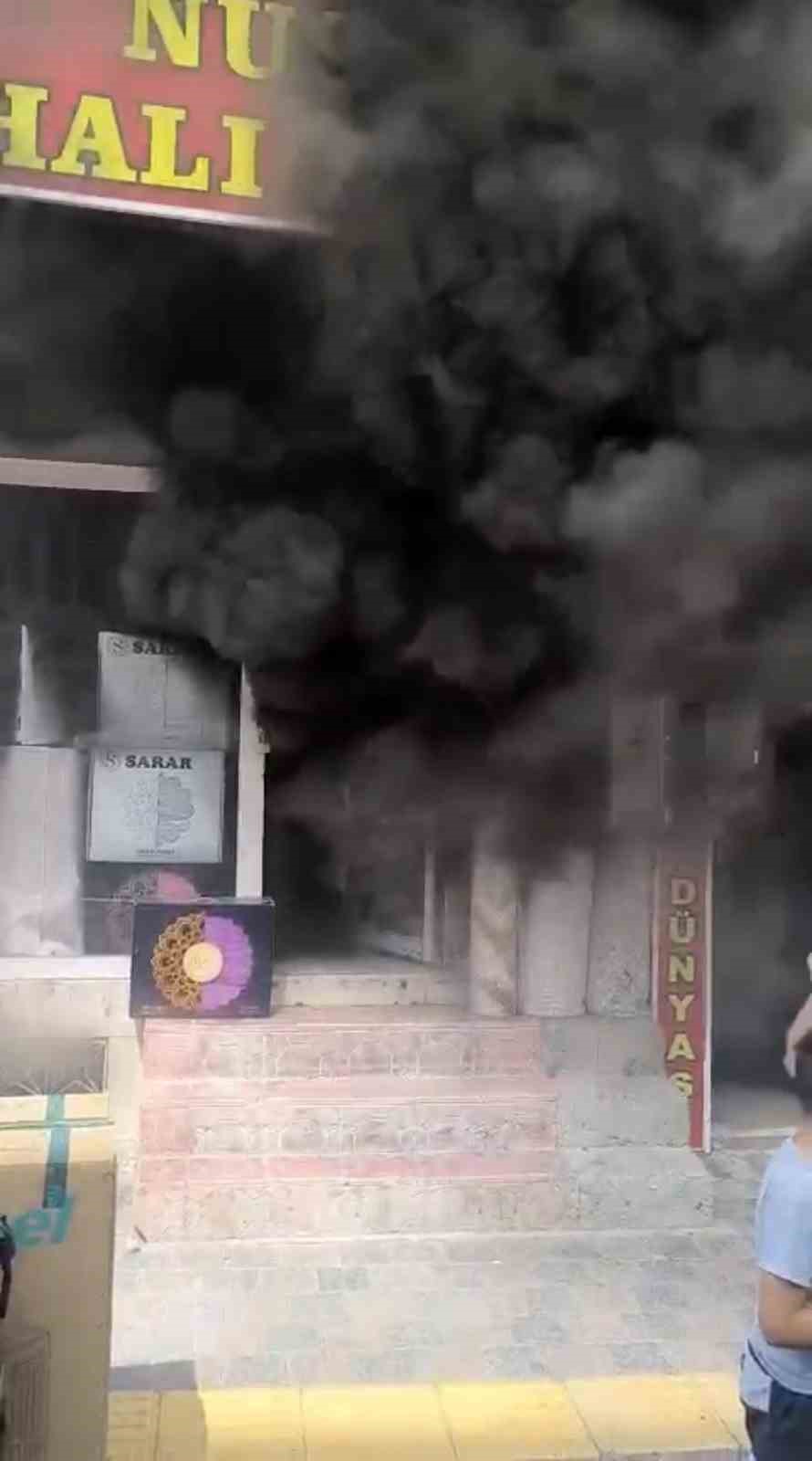 mardin-de-hali-magazasinda-cikan-yangin-sonduruldu