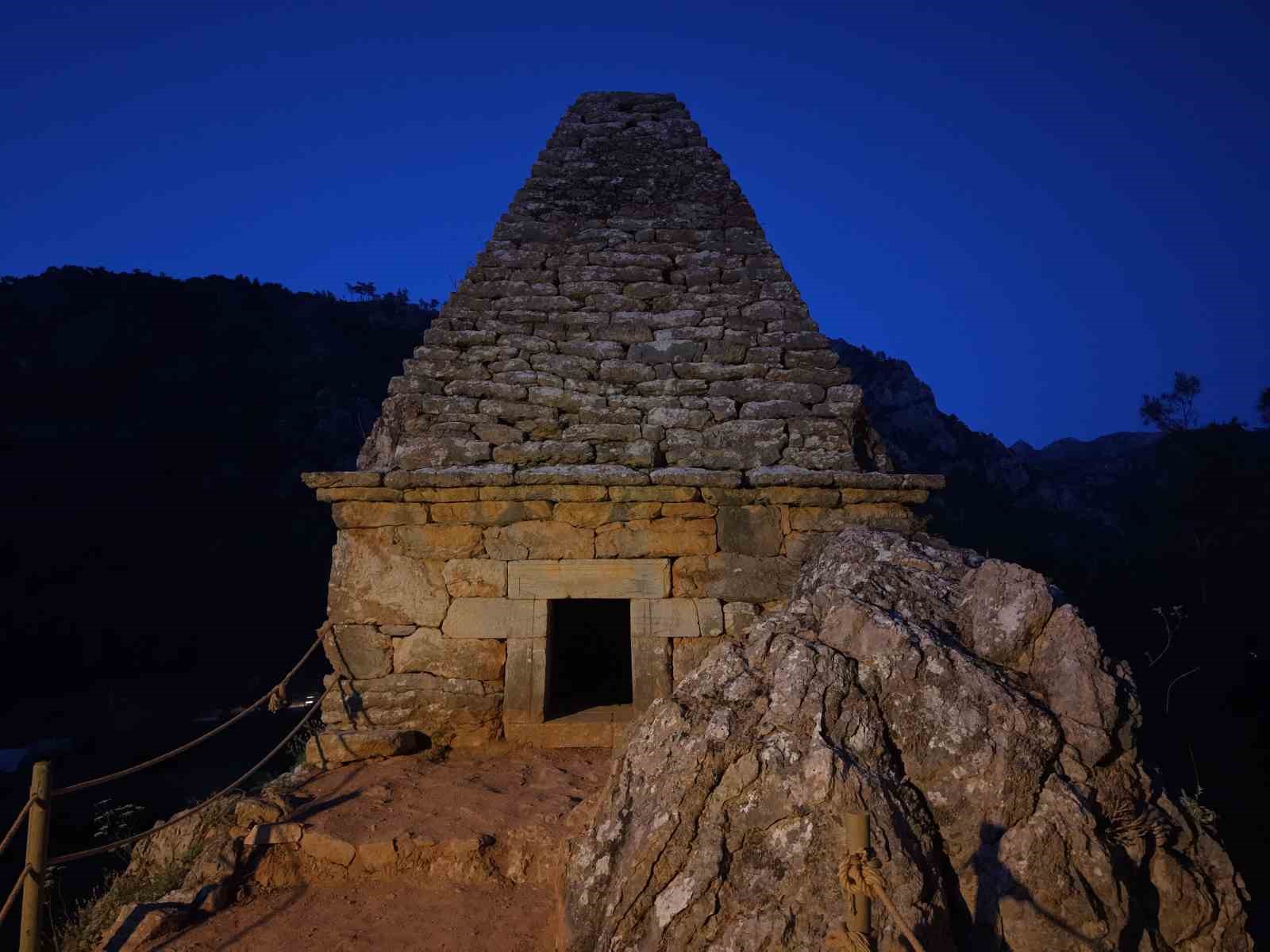 diagoras-in-piramit-mezari-gece-aydinlatmasiyla-yeni-gorunumune-kavustu