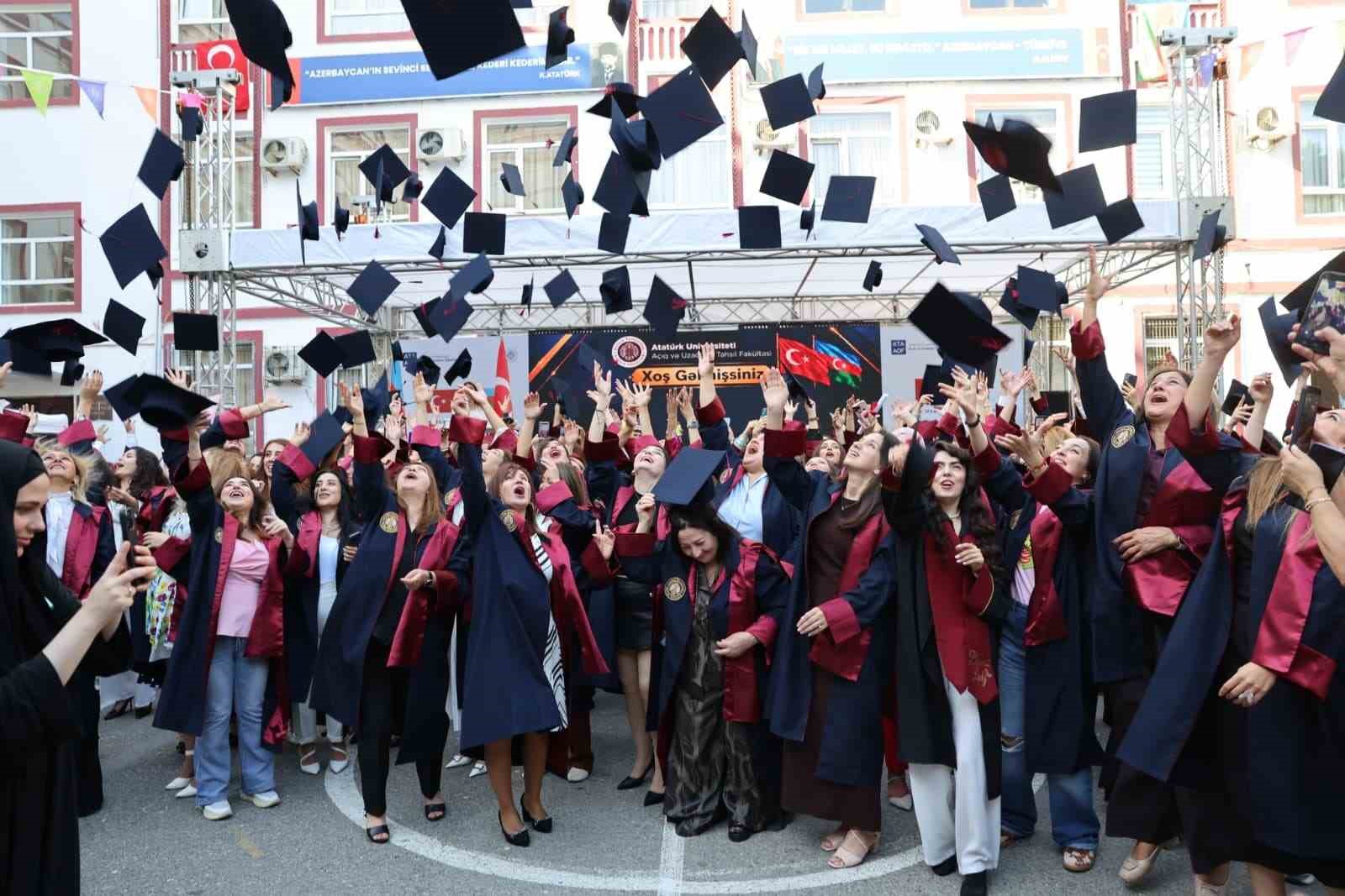 ataturk-universitesi-baku-de-mezuniyet-coskusu-yasadi