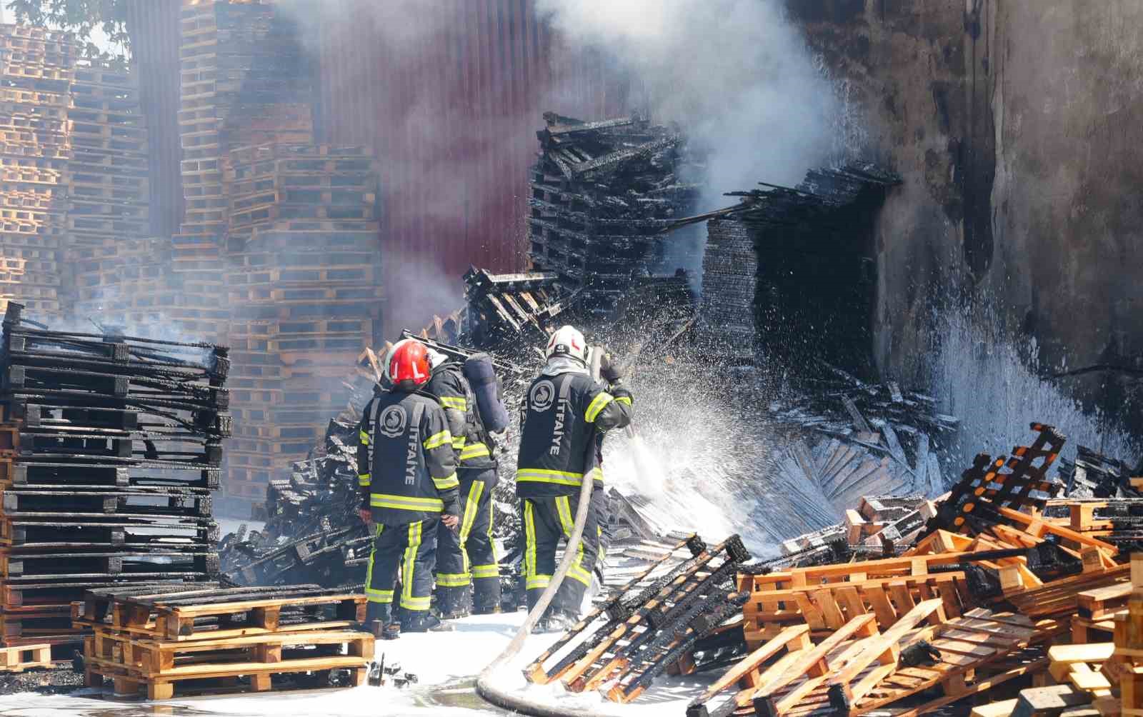 palet-fabrikasinda-korkutan-yangin