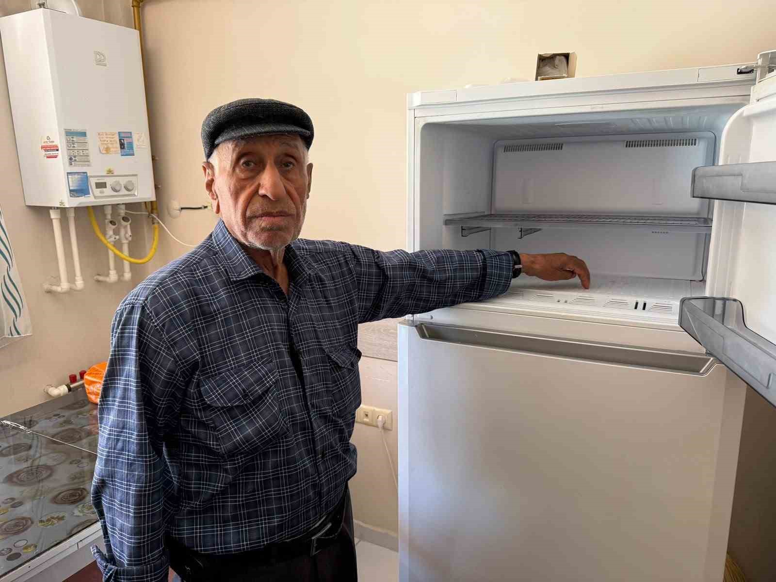 sahte-polisler-yasli-adamin-once-elini-optuler-sonra-buzluktaki-351-bin-tl-lik-altinlari-goturdu