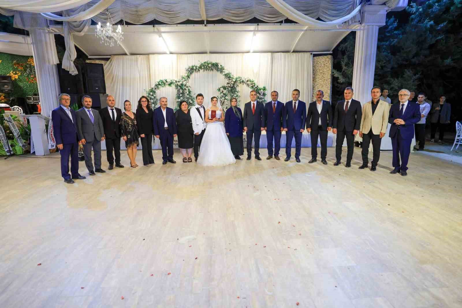 vali-akbiyik-sehit-ailesinin-mutlu-gununde-nikah-sahidi-oldu