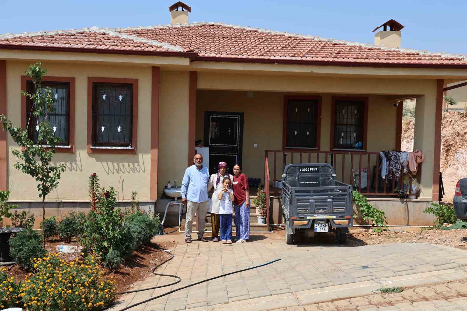 depremzede-aile-yeni-koy-evinde-hayata-yeniden-tutundu